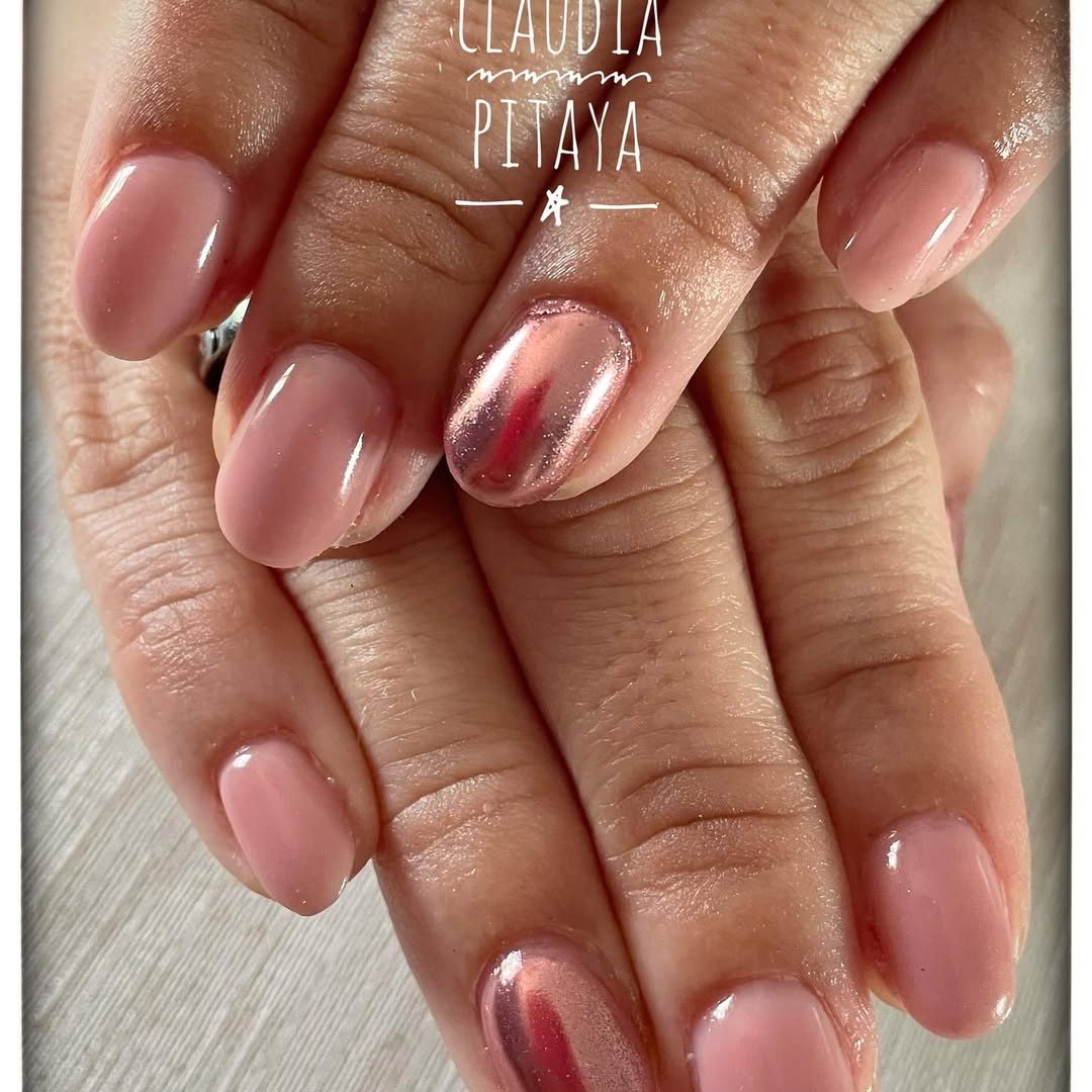 Gel nude rosé avec un ongle effet chrome