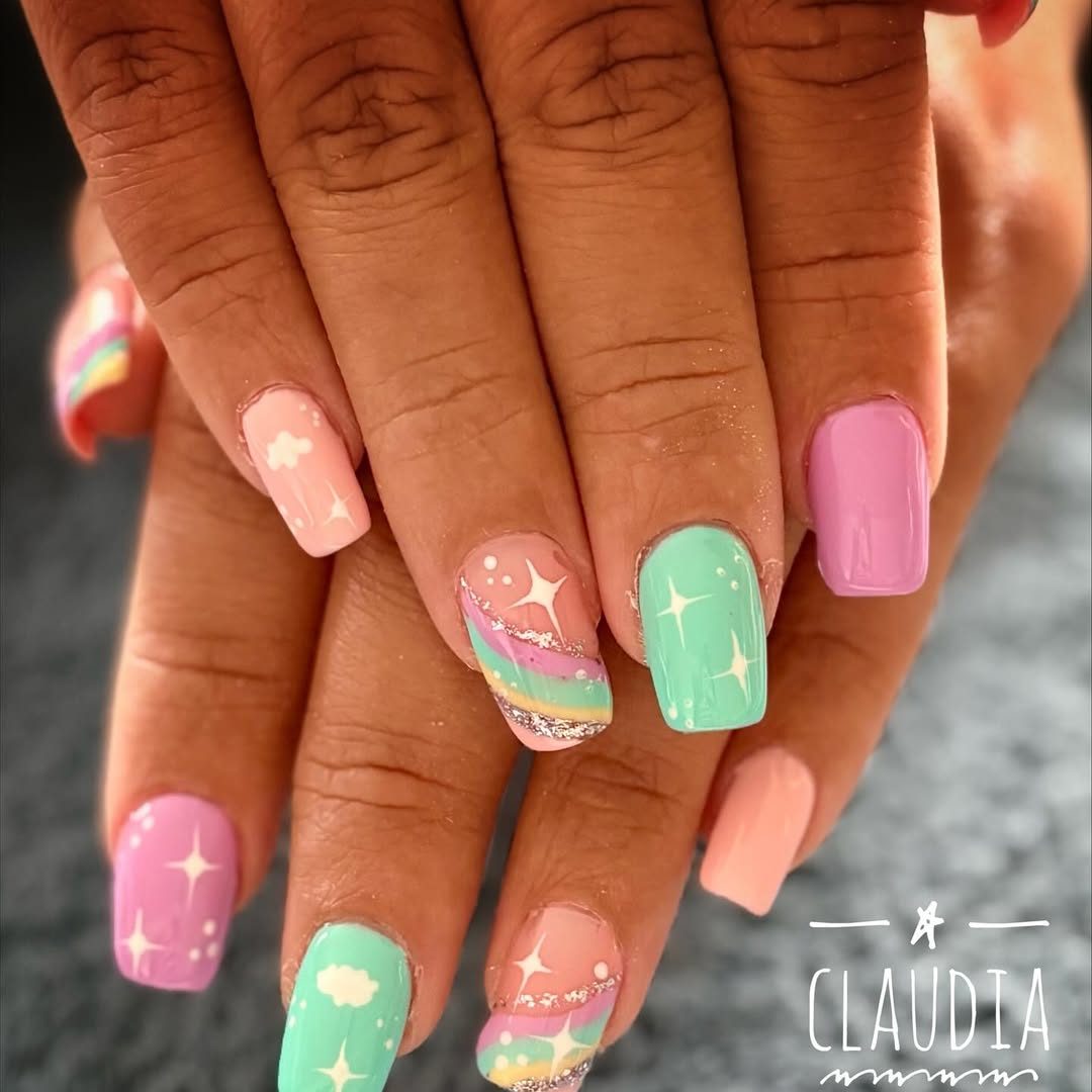 Nail art pastel : nuages, étoiles et arc-en-ciel rose et vert d'eau