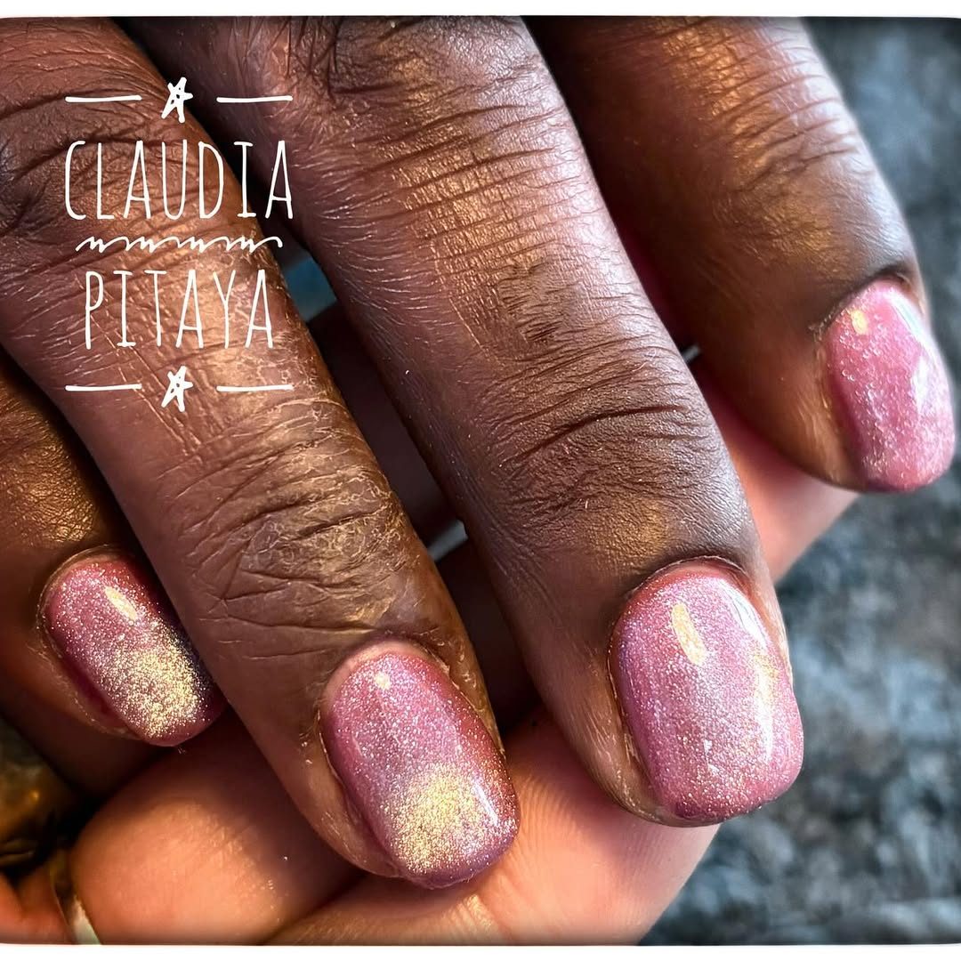 Ongles courts rose pailleté, effet holographique