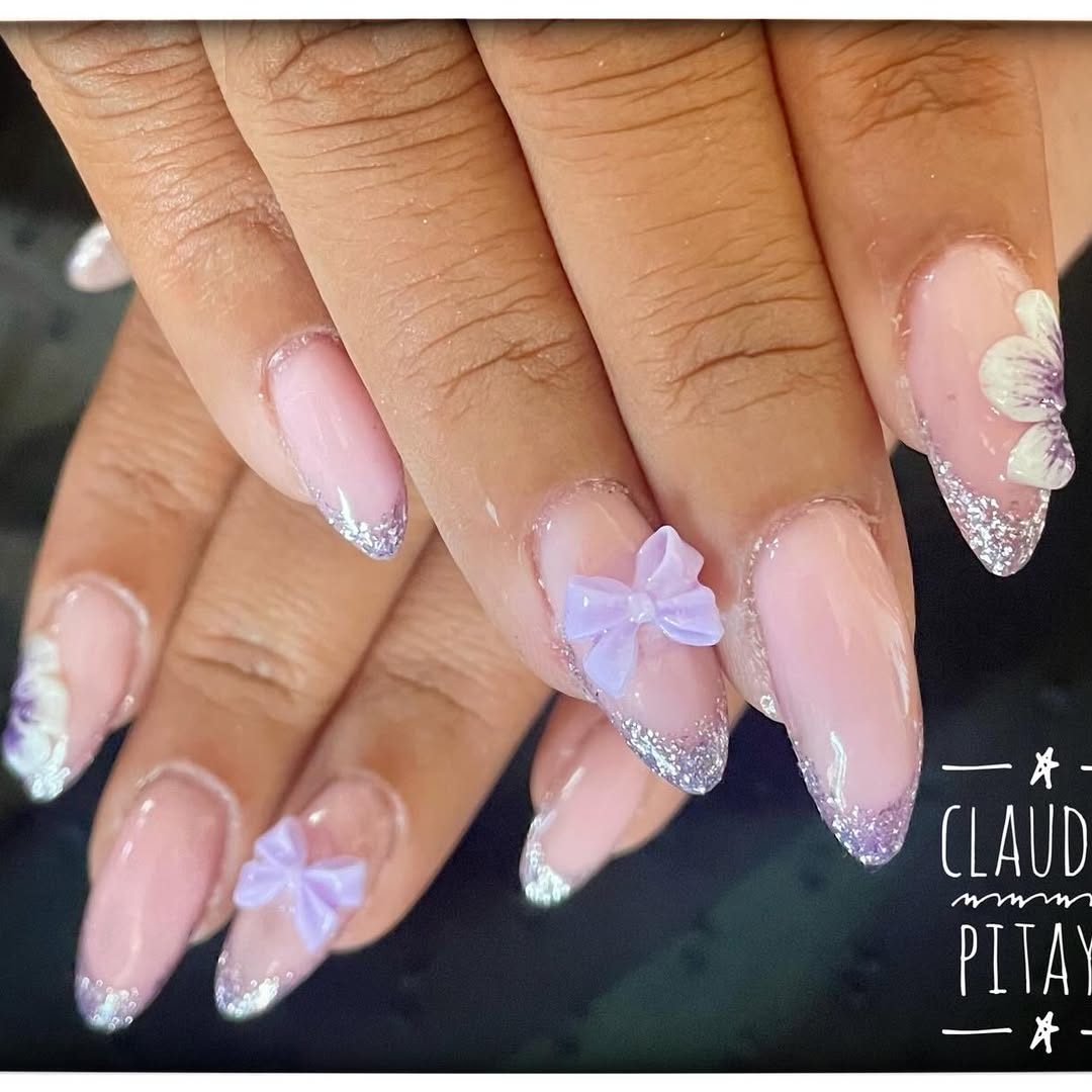 Ongles amande french pailleté avec nœuds et fleurs en relief